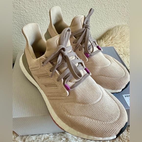 Adidas Ultraboost 22W - Picture 1 of 11